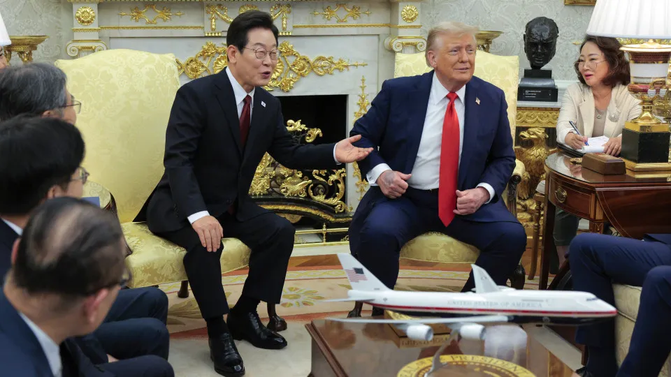 apos-maquiagem,-trump-surge-com-grande-mancha-roxa-na-mao;-veja! apos-maquiagem,-trump-surge-com-grande-mancha-roxa-na-mao;-veja!
