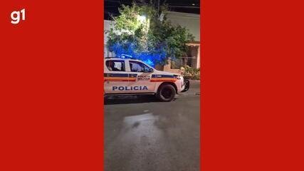 caes-farejadores-encontram-sacola-contendo-drogas-em-matagal-nos-fundos-de-casa,-em-montes-claros caes-farejadores-encontram-sacola-contendo-drogas-em-matagal-nos-fundos-de-casa,-em-montes-claros
