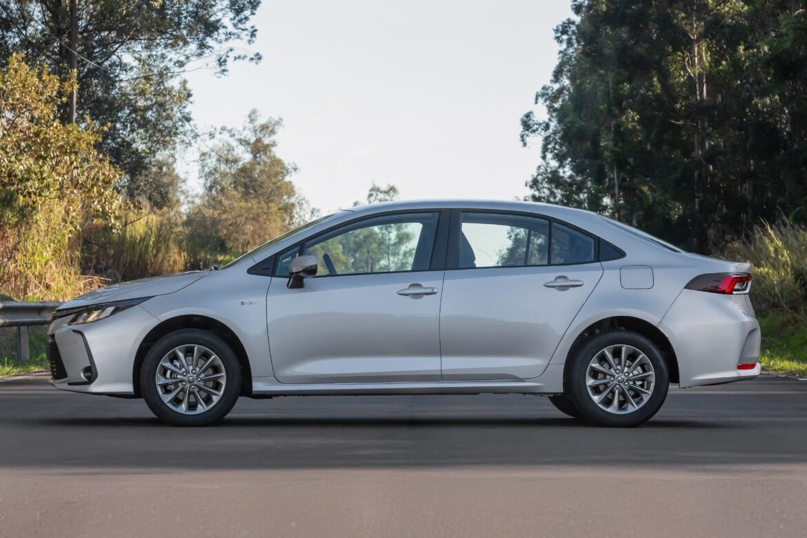 toyota-corolla-gli,-hibrido-mais-barato-da-marca,-chega-por-r$-189.000