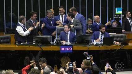 dolar-e-bolsa-operam-em-queda-com-investidores-atentos-a-paralisacao-nos-eua-e-cenario-politico-local dolar-e-bolsa-operam-em-queda-com-investidores-atentos-a-paralisacao-nos-eua-e-cenario-politico-local