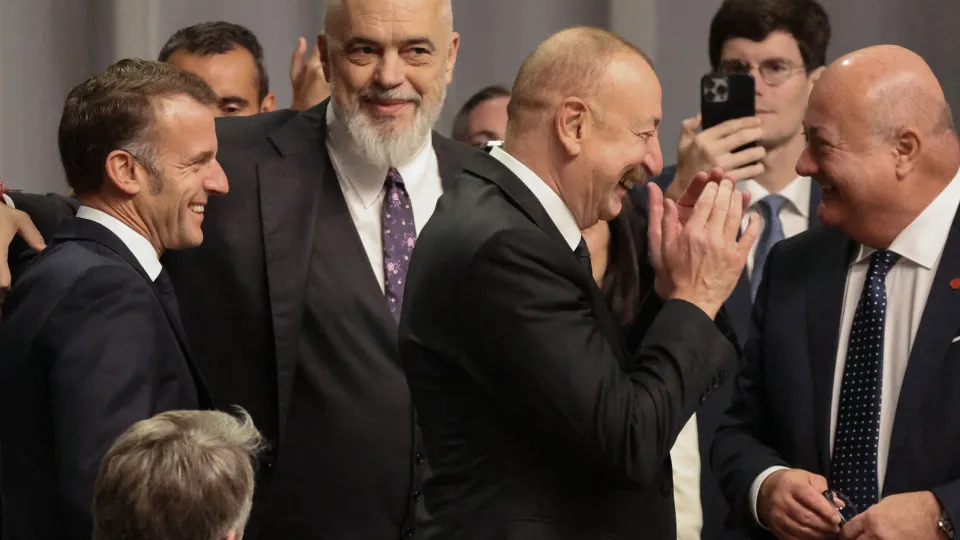 lideres-de-franca,-albania-e-azerbaijao-sao-‘flagrados’-rindo-de-trump lideres-de-franca,-albania-e-azerbaijao-sao-‘flagrados’-rindo-de-trump