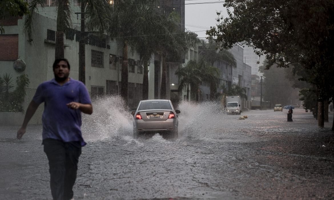 defesa-civil-emite-alerta-severo-de-temporal-para-capital-paulista defesa-civil-emite-alerta-severo-de-temporal-para-capital-paulista