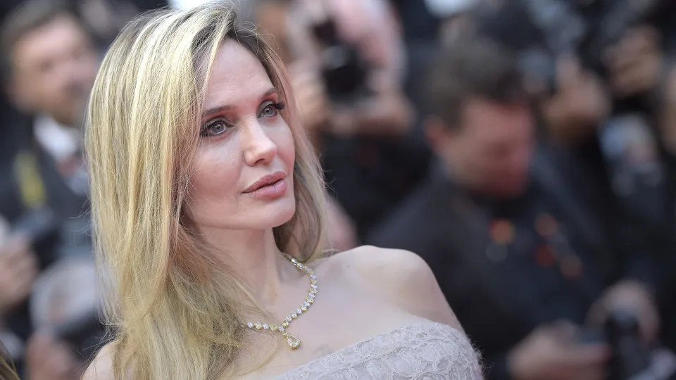 angelina-jolie-relata-divorcio-‘traumatico’-de-brad-pitt-e-fala-em-dificuldades-financeiras angelina-jolie-relata-divorcio-‘traumatico’-de-brad-pitt-e-fala-em-dificuldades-financeiras