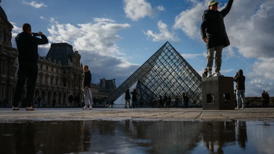policia-francesa-prende-dois-suspeitos-do-assalto-ao-museu-do-louvre policia-francesa-prende-dois-suspeitos-do-assalto-ao-museu-do-louvre