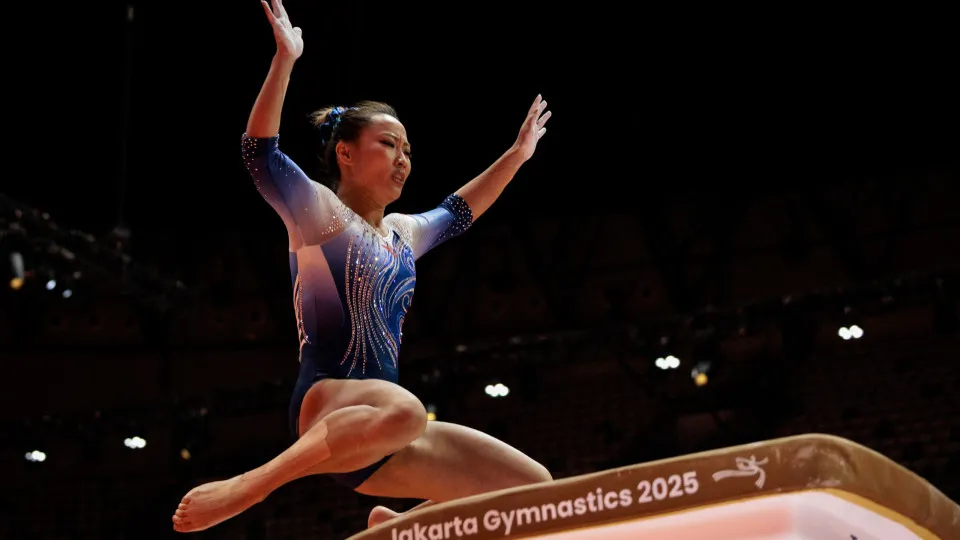 chinesa-recebe-nota-zero-e-chora-na-final-do-mundial-de-ginastica;-video chinesa-recebe-nota-zero-e-chora-na-final-do-mundial-de-ginastica;-video