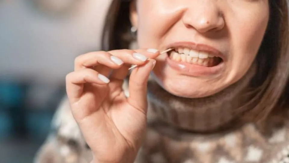 palito-de-dente-faz-mal?-especialista-alerta-para-os-riscos-a-saude-bucal palito-de-dente-faz-mal?-especialista-alerta-para-os-riscos-a-saude-bucal