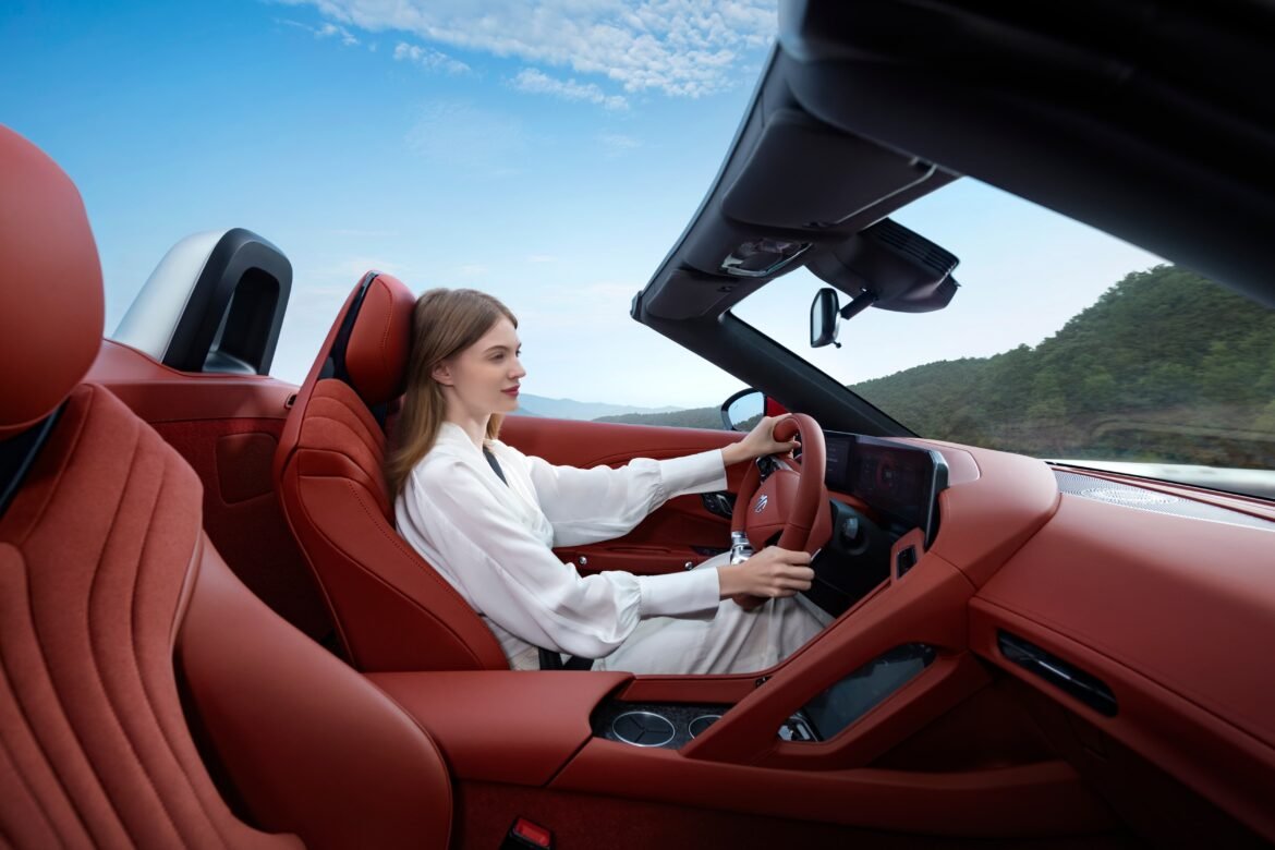 mg-chega-ao-brasil-com-eletrico-esportivo-de-portas-para-cima-que-beira-meio-milhao