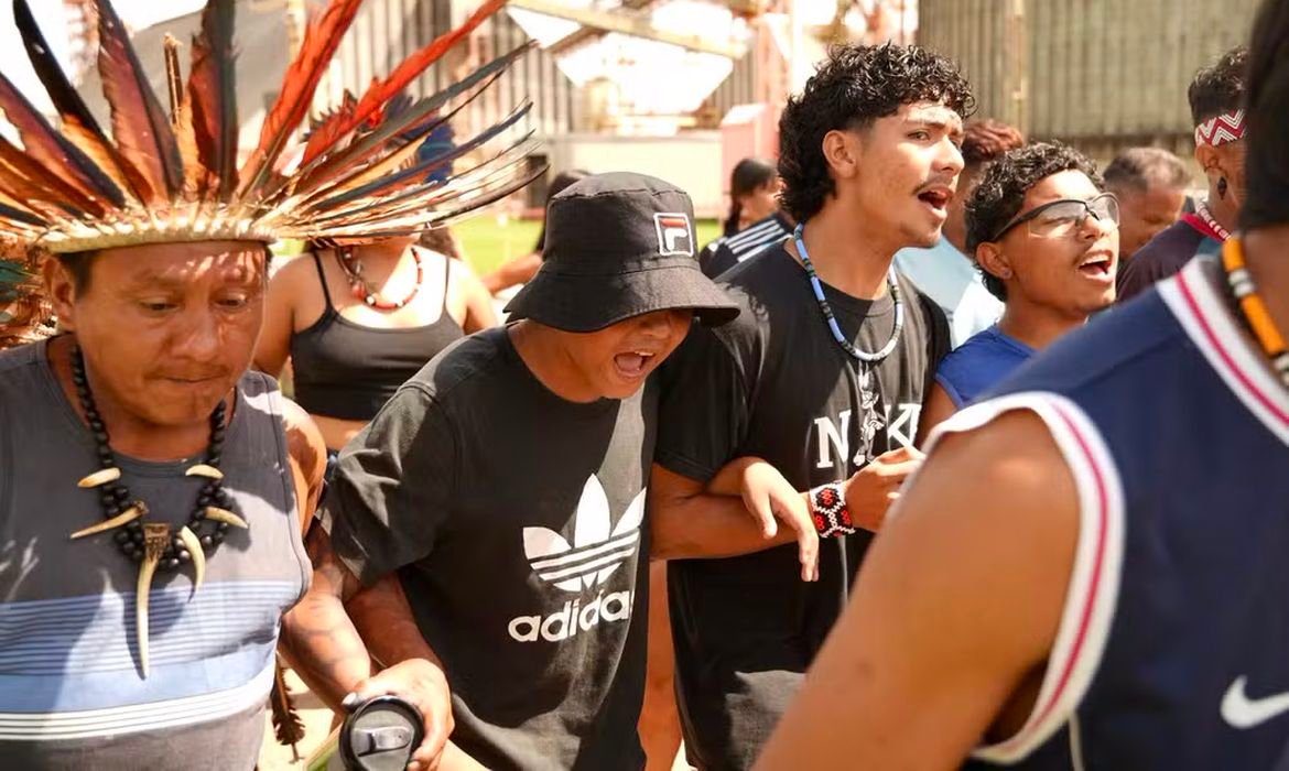 santarem:-indigenas-protestam-contra-desestatizacao-de-hidrovias