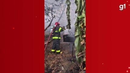 incendio-atinge-carcaca-de-carro-abandonado-e-mobiliza-bombeiros-em-tres-marias;-video