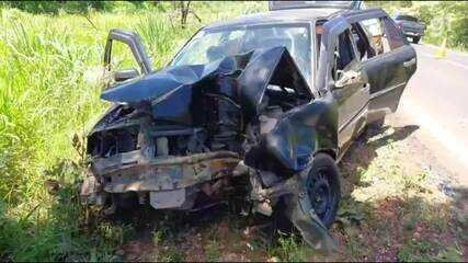 cinco-pessoas-ficam-feridas-apos-motorista-ser-‘fechado’-por-carreta-durante-ultrapassagem-e-carro-atingir-arvore