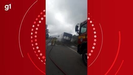 carreta-carregada-com-laranjas-pega-fogo-na-br-251-e-fica-destruida;-video