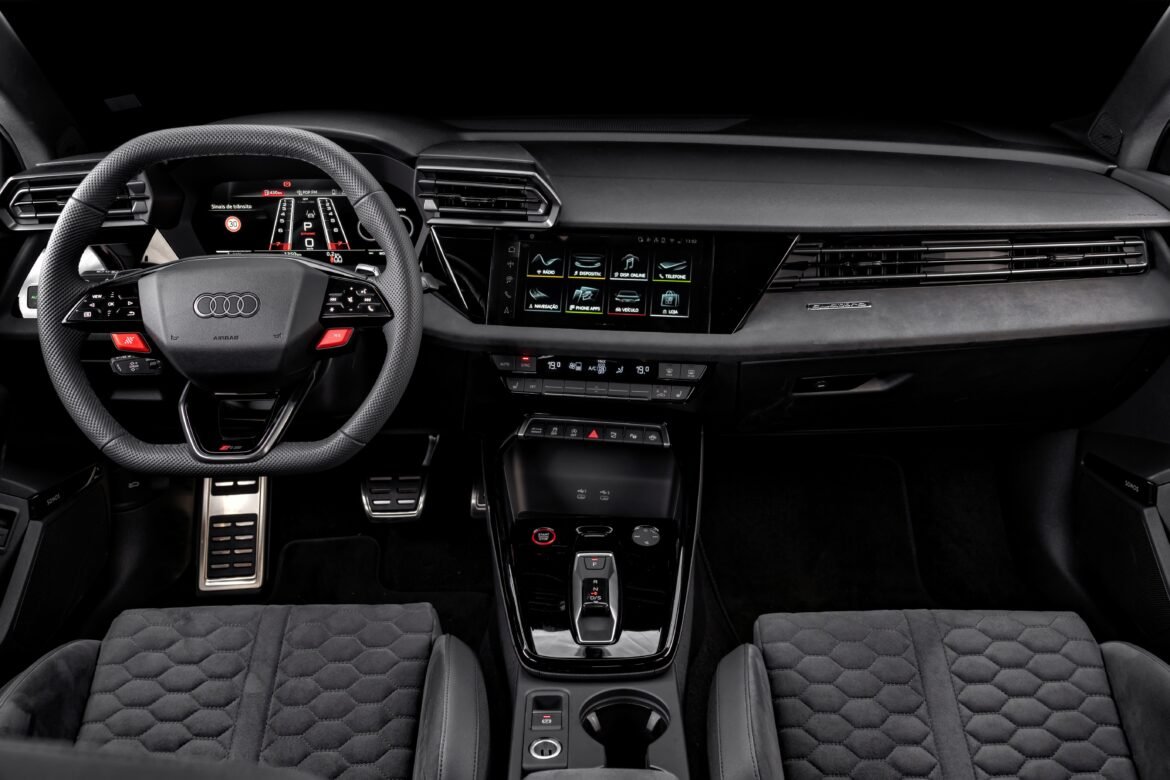 audi-rs3:-como-e-pilotar-o-seda-mais-potente-da-marca-a-venda-no-brasil