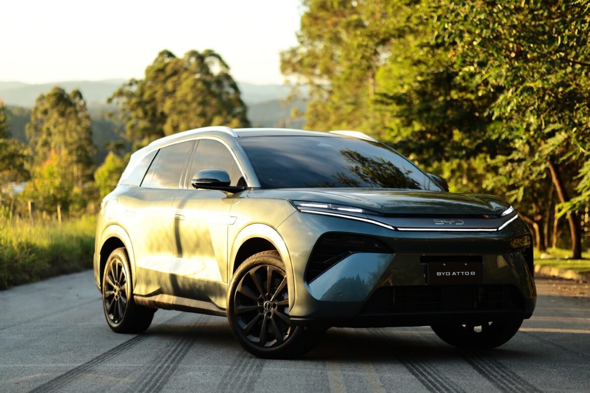 byd-atto-8:-quais-os-pontos-fortes-e-fracos-do-suv-hibrido-mais-caro-da-marca;-veja-o-teste