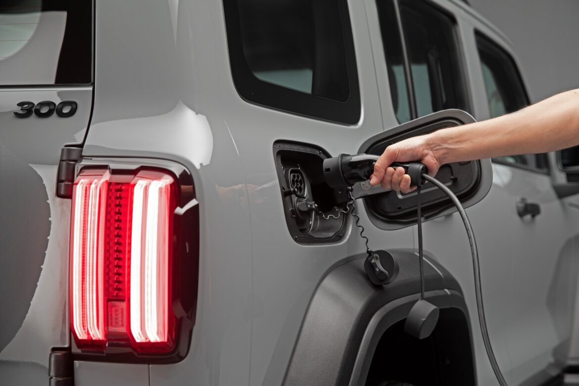 salao-de-pequim:-gwm-tank-300-ganha-motor-hibrido-plug-in-flex-no-brasil,-por-r$-342.000