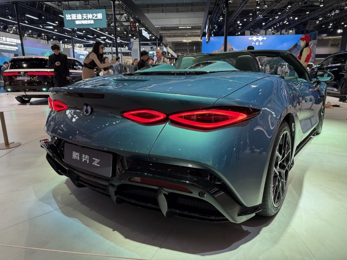 salao-de-pequim:-marca-de-luxo-da-byd-mostra-supercarro-eletrico-mais-veloz-que-ferrari;-video