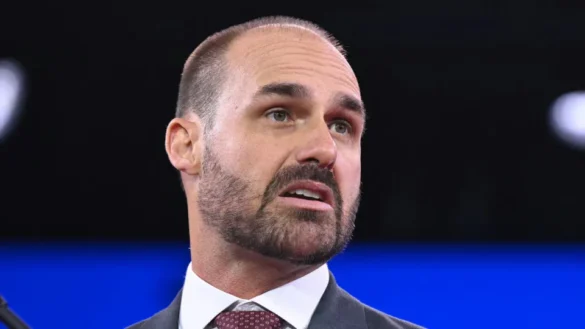eduardo-bolsonaro-e-incluido-no-banco-nacional-de-mandados-de-prisao-por-ordem-de-moraes