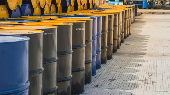 petroleo-brent-deve-rondar-os-us$-90-ate-fim-do-ano-e-ter-alivio-contido-em-2027