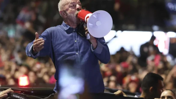 lula-promete-mudar-o-jeito-de-governar,-ataca-flavio-e-diz-que-venceu-intromissao-externa